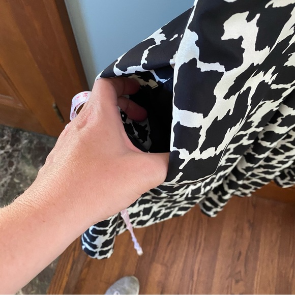 White House Black Market- sleeveless V-neck- Size 8 - Picture 2 of 5